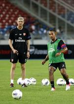 Tålmodighed. Walcott vil være angriber i Arsenal. Wenger siger, at han må vente. 