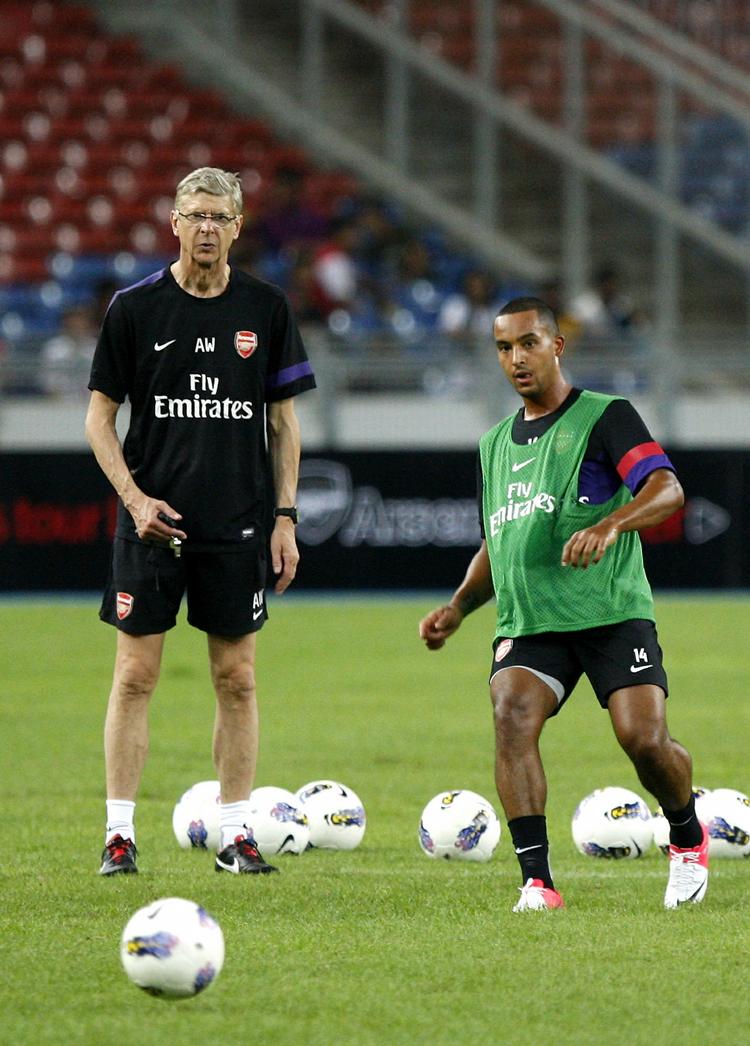Tålmodighed. Walcott vil være angriber i Arsenal. Wenger siger, at han må vente. 