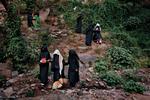 Yemen. Sidaba på 11 år, Qawla på 12 and Galiay på 13 bliver fulgt over til deres fremtidige ægtemænd. 