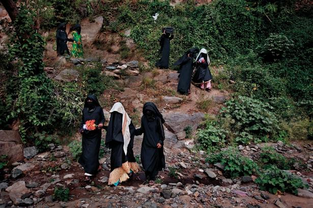 Yemen. Sidaba på 11 år, Qawla på 12 and Galiay på 13 bliver fulgt over til deres fremtidige ægtemænd. 