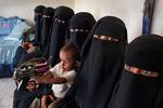 Yemen. I en landsby samles en gruppe piger mellem 14 og 16 år. Alle er gift. Fordi der ikke kunne skaffes en kvindelig lærer, har pigerne ikke haft nogen skolegang. 