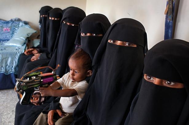 Yemen. I en landsby samles en gruppe piger mellem 14 og 16 år. Alle er gift. Fordi der ikke kunne skaffes en kvindelig lærer, har pigerne ikke haft nogen skolegang. 