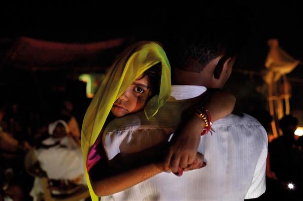 Indien. Rajni på fem år bliver vækket af sin onkel og fragtet afsted for at blive gift. 