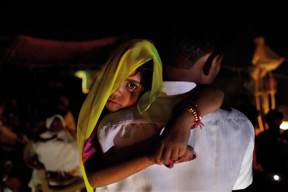 Indien. Rajni på fem år bliver vækket af sin onkel og fragtet afsted for at blive gift. 