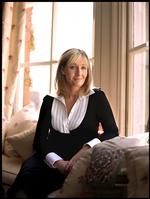 rowling. Den 47-årige britiske forfatters nye bog er blevet markedsført med såkaldt 'denial marketing', hvor kun ganske få kritikere har fået lov at se bogen på forhånd og kun efter at have underskrevet tavshedsklausuler. Romanen kan slet ikke leve op til mediehypen, lyder tendensen i de første anmeldelser. 