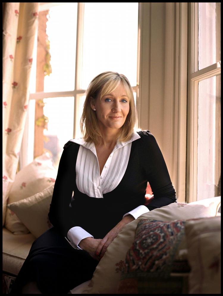 rowling. Den 47-årige britiske forfatters nye bog er blevet markedsført med såkaldt 'denial marketing', hvor kun ganske få kritikere har fået lov at se bogen på forhånd og kun efter at have underskrevet tavshedsklausuler. Romanen kan slet ikke leve op til mediehypen, lyder tendensen i de første anmeldelser. 