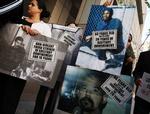 Protest. Pårørende demonstrerer i marts i Los Angeles mod de mange fanger, som holdes i isolation i Californiens fængsler. 