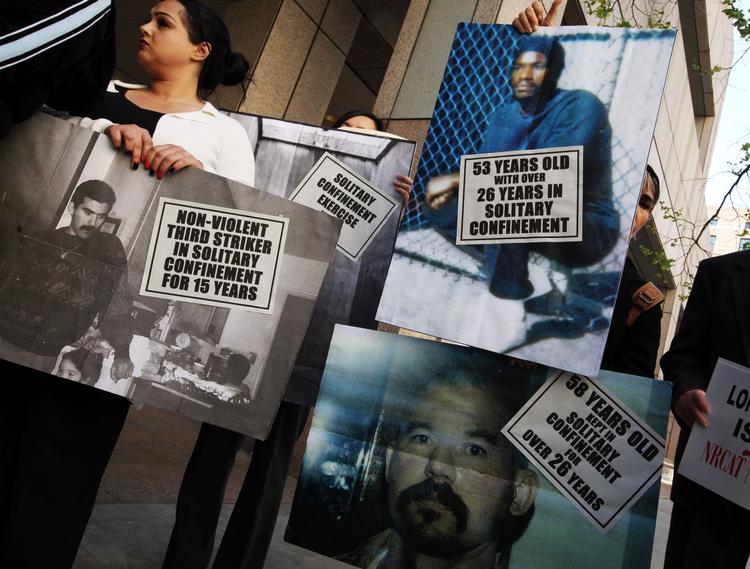 Protest. Pårørende demonstrerer i marts i Los Angeles mod de mange fanger, som holdes i isolation i Californiens fængsler. 