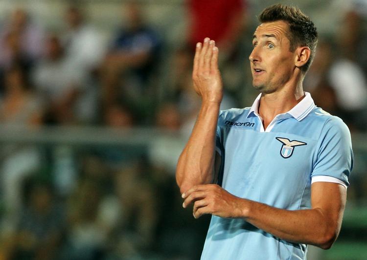 Fairplay. Miroslav Klose viste sig endnu engang som en sympatisk mand, da han fik dommeren til at annullere sin egen scoring i kampen mod Napoli. 