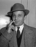 Krøllet. Herbert Lom, der i øvrigt er døbt Herbert Karel Angelo Kuchacevi ze Schluderpacheru, improviserede sig frem i rollen som inspektør Dreyfus i 'Pink Panther'-filmserien. 