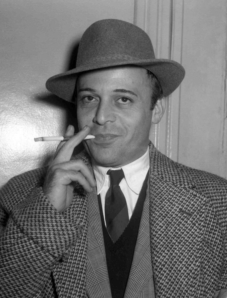 Krøllet. Herbert Lom, der i øvrigt er døbt Herbert Karel Angelo Kuchacevi ze Schluderpacheru, improviserede sig frem i rollen som inspektør Dreyfus i 'Pink Panther'-filmserien. 