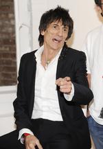 Udsalg. Ronnie Wood er ikke tilfreds. Det er Jo Wood heller ikke. De rige har det hårdt. 