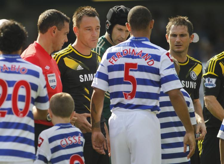 Gensyn. Anton Ferdinand ville ikke give John Terry hånden, da Chelsea og QPR spillede mod hinanden for et par uger siden. 