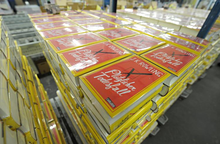 priskrig. Paller med den tyske udgave af 'The Casual Vacancy' - på tysk 'Plötzlicher Todesfall'. Den danske udgave ser ud til at få en mere direkte oversat titel, nemlig 'Den tomme plads'. Den danske udgave er på gaden midt i november. 