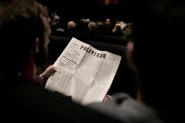 NYHEDSDESIGN. En to dage lang konference kan måske inspirere nyhedsmedierne til udvikling af deres design. Her nærstuderes en avis under konferencens første dag. 