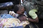Afsked. En oprørssoldater kysser en afdød kammerat efter eksplosion i millionbyen Aleppo. 