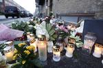 MINDE. Der er blevet lagt blomster og tændt lys, der hvor en 21-årig mand tirsdag blev stukket ned i Vanløse. 