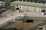 Fanget. Obamas første embedshandling var at beordre Guantánamo lukket inden for et år, men der sidder fortsat 167 fanger i lejren. 