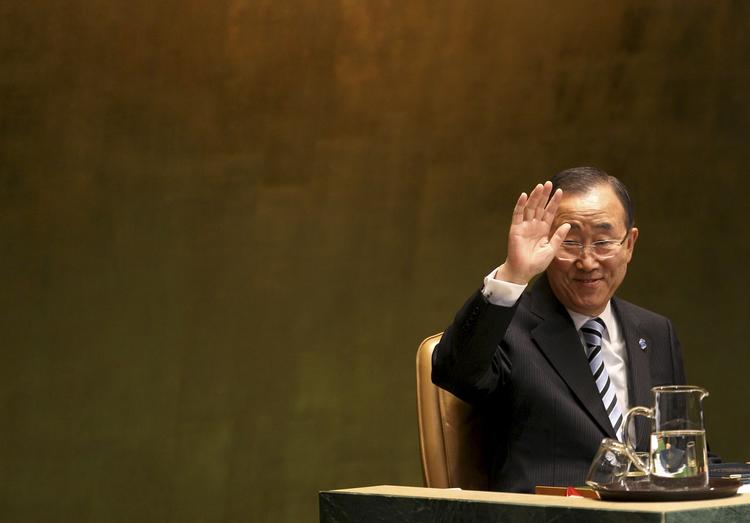 telefonfis. Ban Ki-moon troede, han talte med Canadas premierminister, som fortalte, at han blev forsinket, da han skulle have kæmmet sit hår med kontaktlim. 