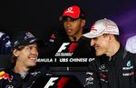 tysk. Michael Schumacher (th) snakker med den nye store formel 1-stjerne, Sebastian Vettel. 