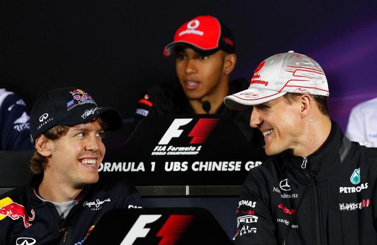 tysk. Michael Schumacher (th) snakker med den nye store formel 1-stjerne, Sebastian Vettel. 