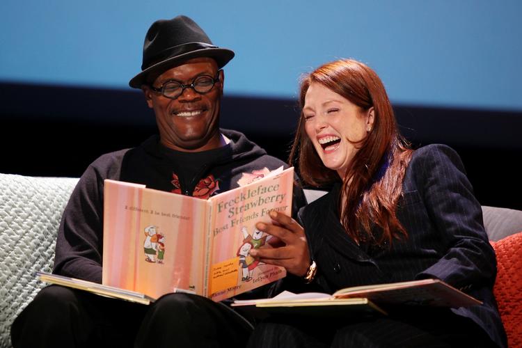 Fuck. Samuel L. Jackson er kendt for sin kærlighed til bandeord. Senest i en børnebogslignende valgreklame i dag. Her ses han læse højt for skuespillerkollega Julian Moore ved et velgørenhedsarrangement i New York sidste år. 