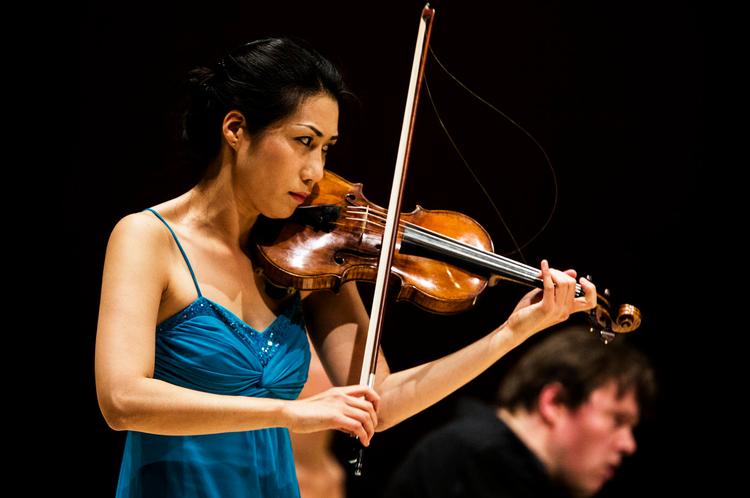 Fokus.  Soo-Jin Hong fra Trio con Brio fotograferet under åbningskoncerten af Copenhagen Chamber Music Festival. 