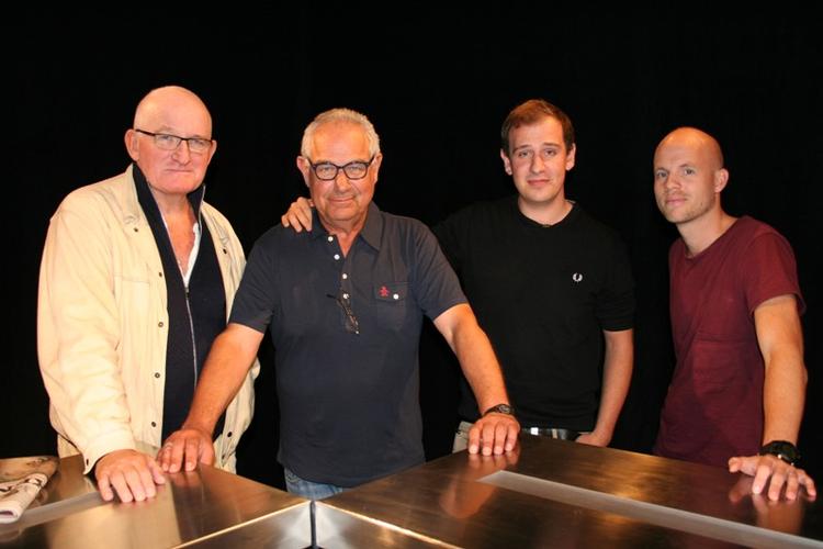 Generationskløft. Bengt Burg ses her med en mand fra sin generation, nemlig journalist Peter Olesen, mens sønnen Rasmus Burg (nr. 3 fra venstre) står med den unge TV 2-journalist David Guldager. 