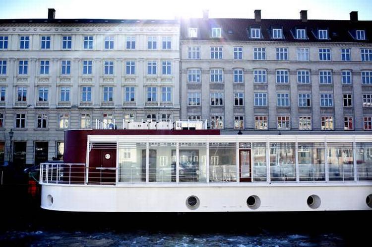 Øjebæ? Teaterskibet Café Liva fik en hed modtagelse, da dets design blev offentliggjort. Nu er skibet vendt tilbage til sin kajplads i Nyhavn. 