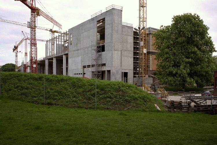 Vokseværk. Mange danske museer har udvidet kraftigt, som da Statens Museum for Kunst lavede en stor tilbygning i Østre Anlæg. 