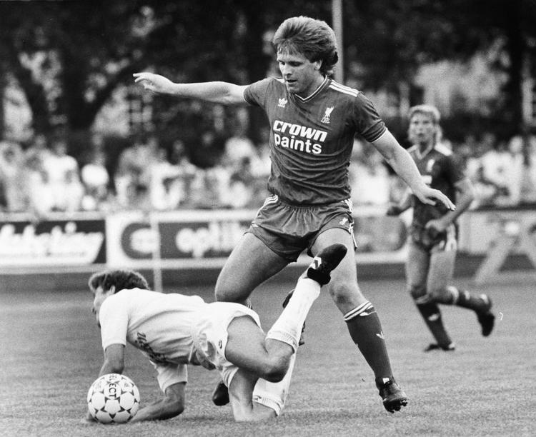 topspiller. Jan Mølby kunne stå i midtrcirklen og dirigere Liverpools spil i danskerens storhedstid. Men det blev også til 62 mål for klubben. 