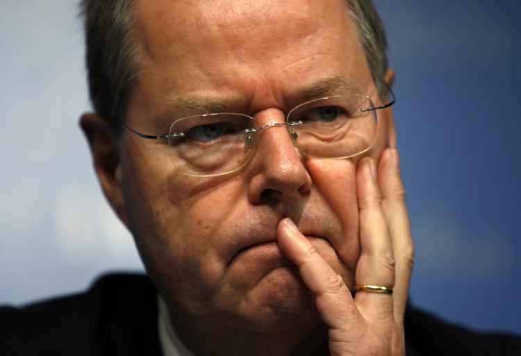 Rival. Peer Steinbrück var engang finansminister under Angela Merkel - nu vil han have hendes job. 