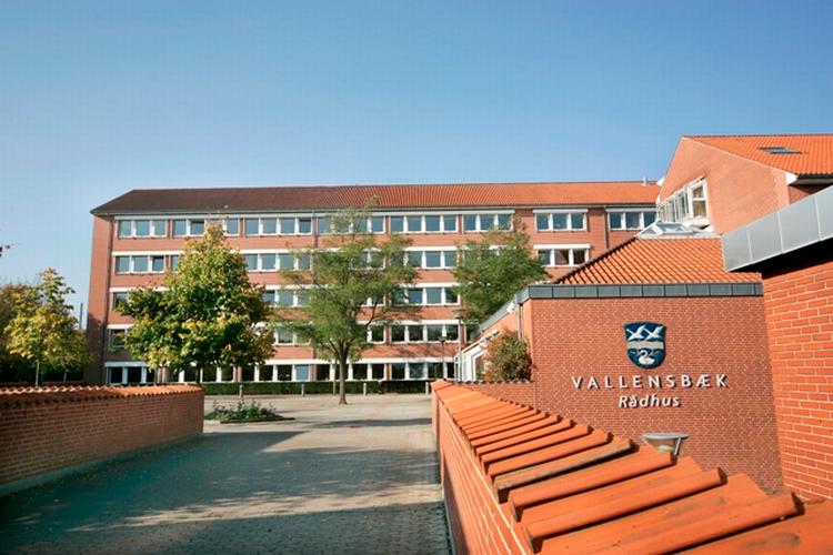 AFSTEMNING. Medlemmerne af kommunalbestyrelsen i Vallensbæk skal i aften tage stilling til, om kommunens kommunaldirektør skal fyres. 