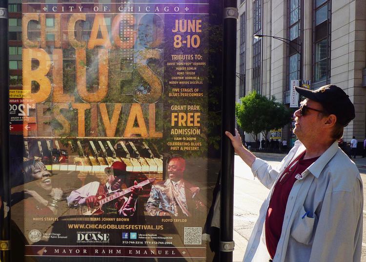 Blues. Bluesentusiast  Arne Jægergård forventer en unik oplevelse i Rødovre Centrum i weekenden. Her ses han under Chicago Blues Festival. 