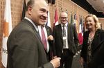Diplomati. Pierre Moscovici (til venstre) håber at overtale sine kolleger til en finansskat. Her får han sig en sludder med østrigske Maria Theresia Fekter. 