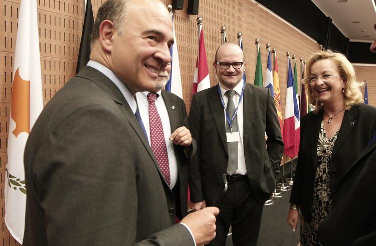 Diplomati. Pierre Moscovici (til venstre) håber at overtale sine kolleger til en finansskat. Her får han sig en sludder med østrigske Maria Theresia Fekter. 