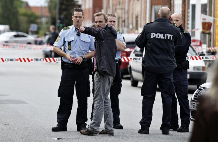 Drab. Politiets valgte at offentliggøre tre drabsmistænktes identiteter. Det kan gå ud over de mistænktes familiers sikkerhed. 
