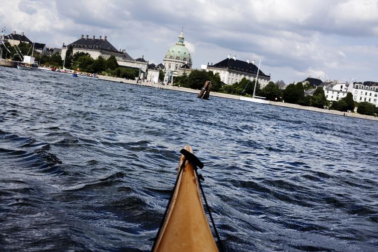 LOVLØSHED. Kajakroere oplever stor hensynsløshed fra hurtigtsejlende speedbåde og jetski i Københavns Havn. Det skræmmer roere væk fra det aktive havneliv. 
