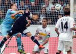 Ulykke. Boris Vukcevic (i sort) ses her i duel i Bundesligaen. Hans ulykke har chokeret hans tyske klub Hoffenheim. 