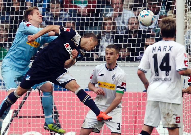 Ulykke. Boris Vukcevic (i sort) ses her i duel i Bundesligaen. Hans ulykke har chokeret hans tyske klub Hoffenheim. 