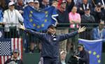 Golfdyst. Amerikanske Fred Couples prøver at få stemningen op blandt publikum. 