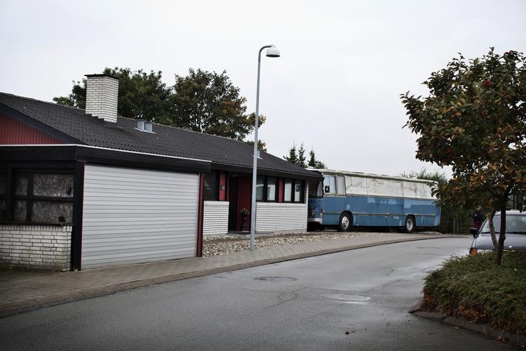 overraskelse. Det var i denne garage, at politiet under en rangsagning pludselig fandt et fireårigt barn, som myndighederne ikke anede eksisterede. 