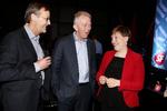 Støttegruppe. Hvis han vil være sikker på at beholde sin udenrigsministerpost, skal Villy Søvndal håbe på, at Astrid Krag afløser ham som SF-formand. Annette Vilhelmsen, derimod, vil ikke love ham nogen ministerpost. 
