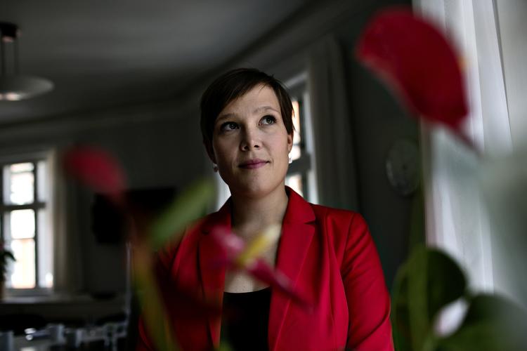 Rosenrødt? Astrid Krag lægger sig retorisk på den selvstændige linje, men vil de facto fortsat lægge sig tæt op af regeringslinjen. 