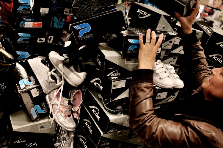 Shoppetrang.  Forbrugerne behøver ikke at udsætte deres behov for nye sko, møbler eller vaskemaskiner, selv om det er søndag. Fra 1. oktober holder masser af butikker søndagsåbent. 