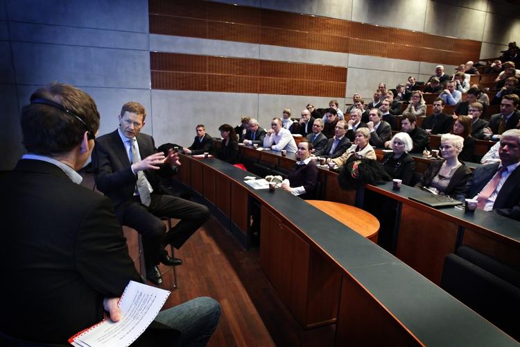 Videnssamfund. Ifølge Danfoss-direktøren Niels Bjørn Christiansen skal »Vi (...) bygge viden ind i noget, vi kan sælge, ellers er effekten næsten lig nul«. 