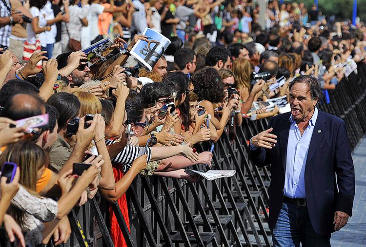 Lys OG SKYGGE. Med stjerner som den hjemvendte heltinde Penélope Cruz og instruktøren Oliver Stone lyser den 60. filmfestival i San Sebastian op i et kriseramt land. Måske slukkes lyset snart.