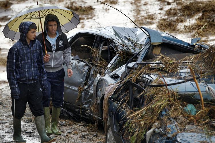 Oversvømmelse. Beboere fra området omkring Málaga leder efter flere ofre for oversvømmelserne i området, der indtil videre har kostet 8 personer livet og nu også er ramt af en tornado. 