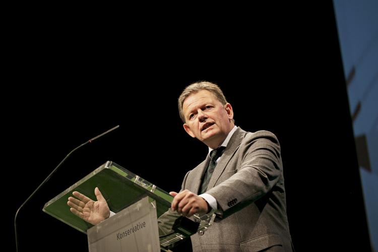 svada. Lars Barfoed langer ud efter regeringen på partiets Landsråd i Herning. Den er ræverød og den kan ikke engang kickstarte en knallert, mener han. 