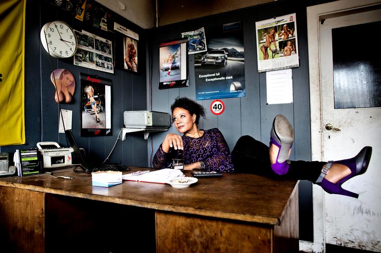 Perfektion. »Alle piger ved, hvordan de ser ud, de perfekte mænd«, siger Hella Joof. »Men du bliver nødt til at have nogle sprækker ind i sådan en karakter, ellers er der en skefuld sukker for meget i den kaffe«. 